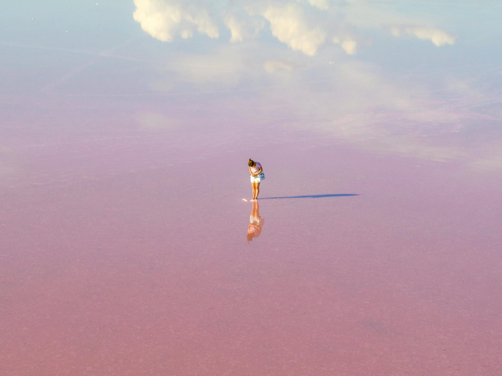Solo traveler exploring the vast, breathtaking Australian landscape, showcasing an limitless and unforgettable adventure.