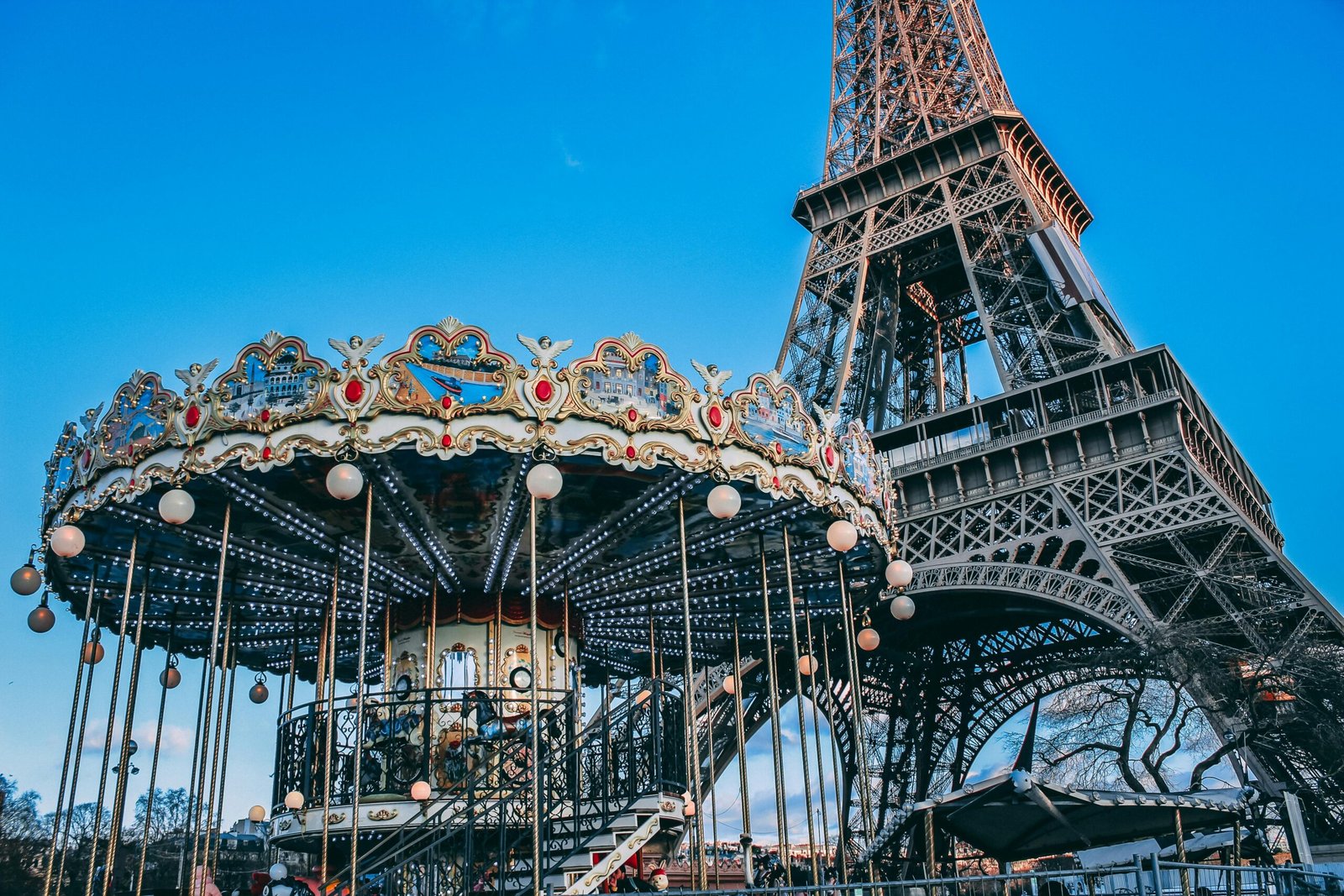 Best European travel itinerary: Iconic landmarks across diverse cities like London, Paris, and Rome for a classic 2-week adventure.