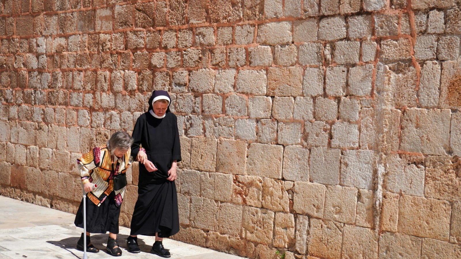 A smiling travel Certified Nursing Assistant (CNA) looking confidently at a vibrant city skyline, symbolizing career growth, financial reward, and the personal adventure of exploring new locations in healthcare.