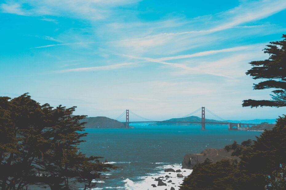 Best tourist destinations in USA, featuring iconic city landmarks and breathtaking national park landscapes.