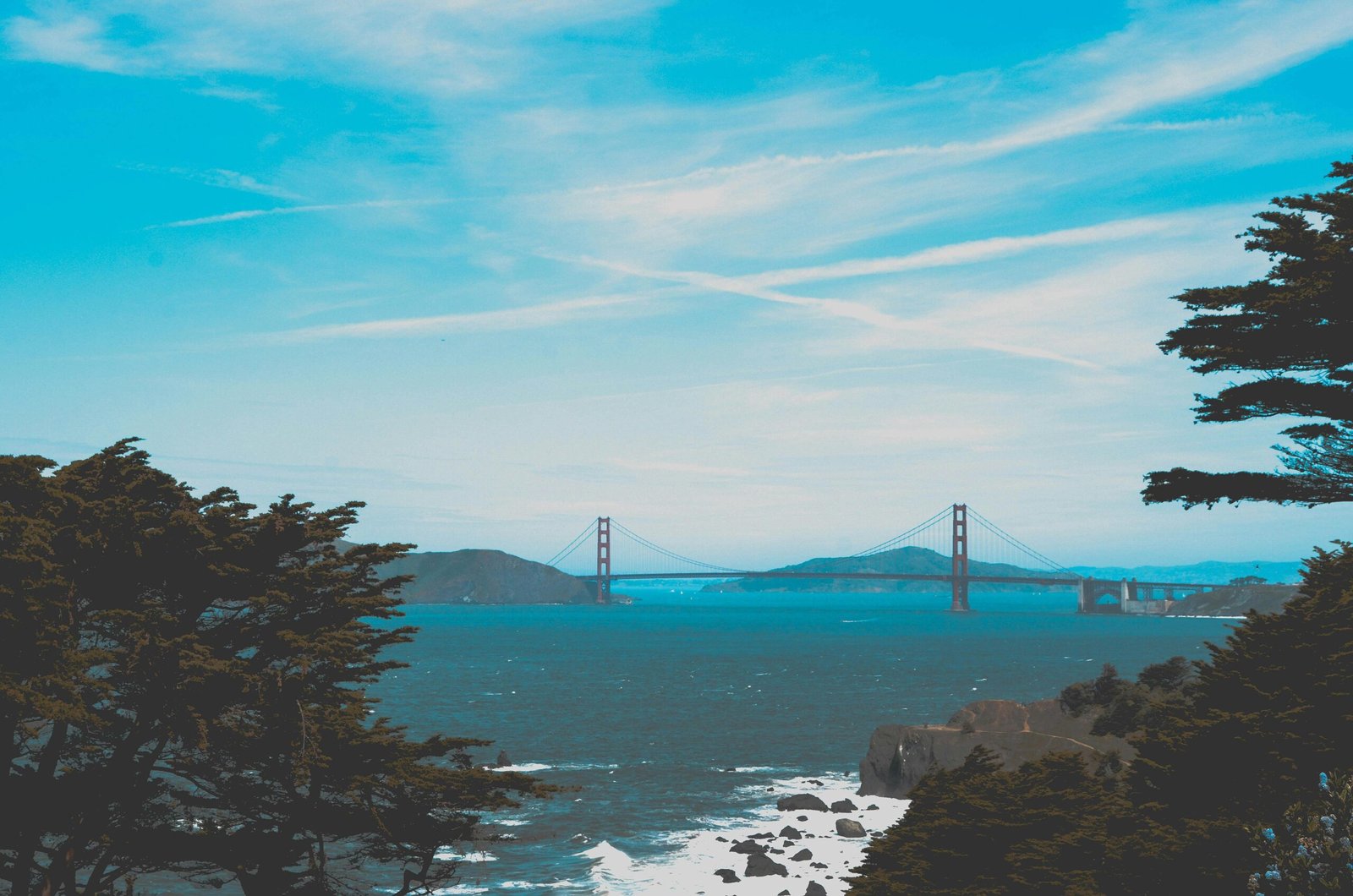 Best tourist destinations in USA, featuring iconic city landmarks and breathtaking national park landscapes.
