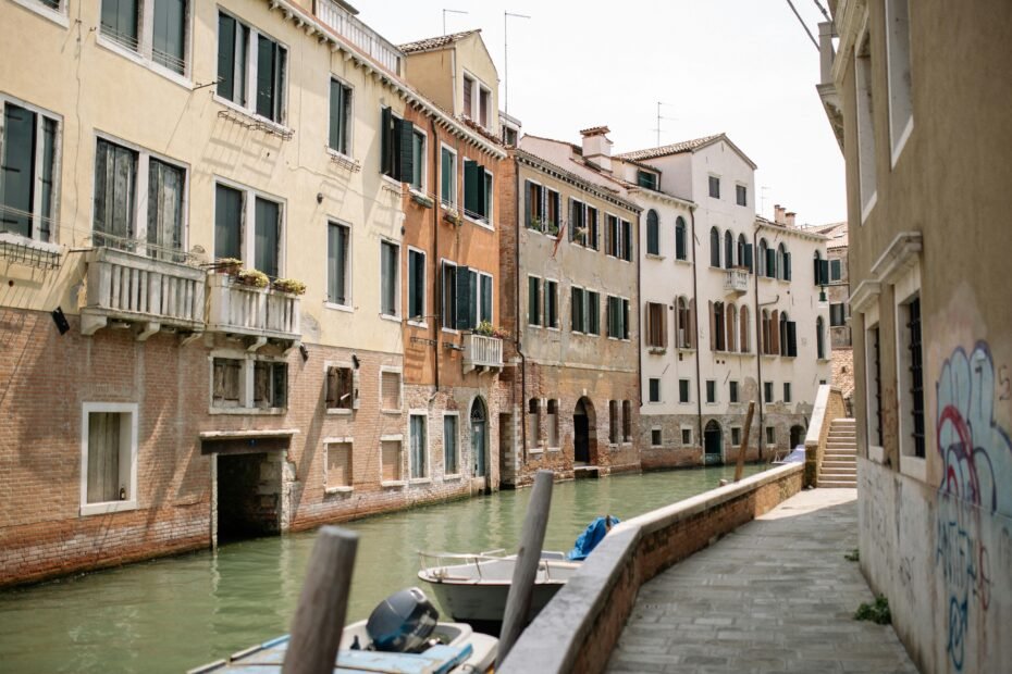 Best 10-day Italy itinerary for first-time visitors featuring iconic Rome, Florence, and Venice landmarks.