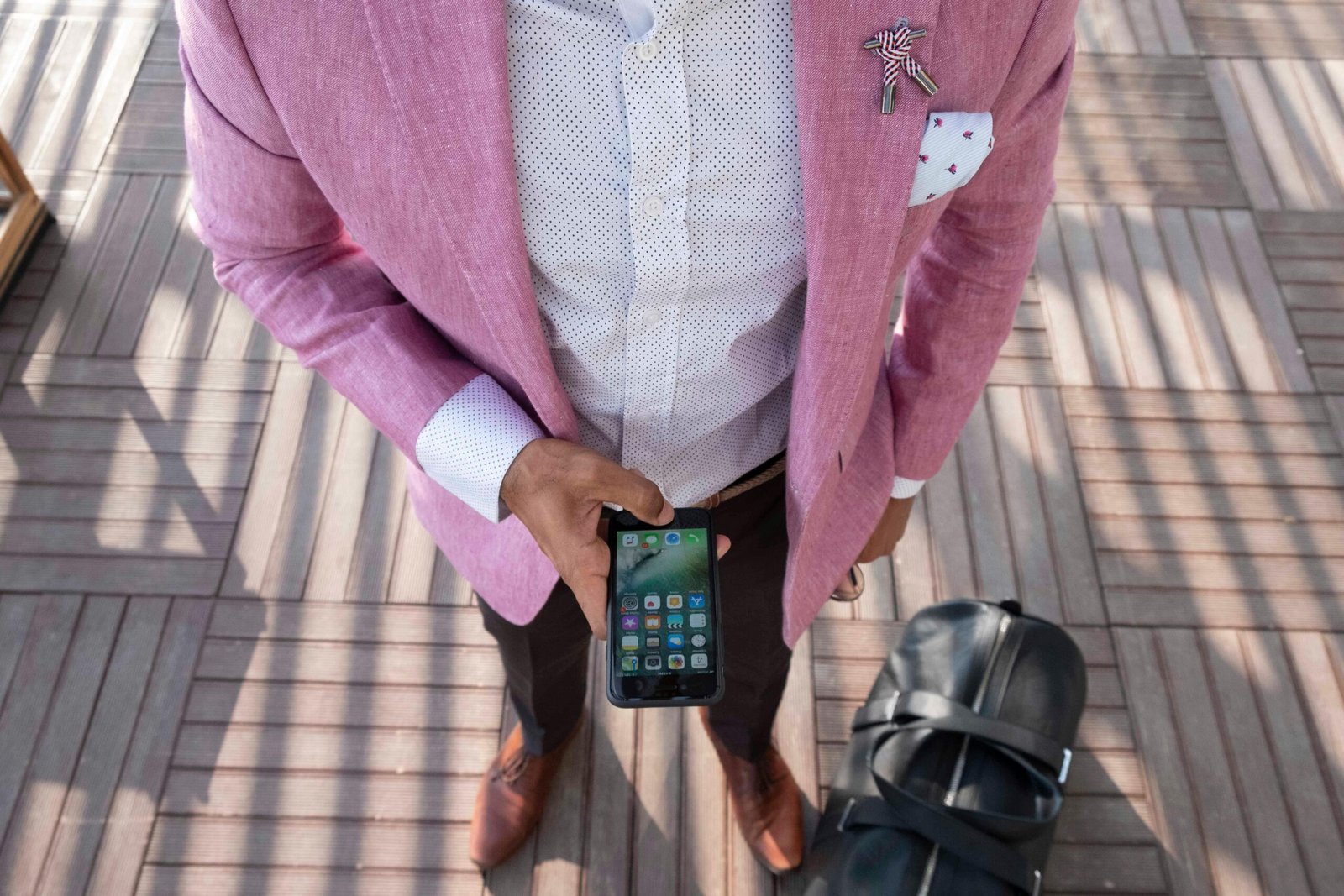 Modern men's travel blazer for stylish, wrinkle-resistant, and versatile outfits, perfect for business travel and smart casual occasions.