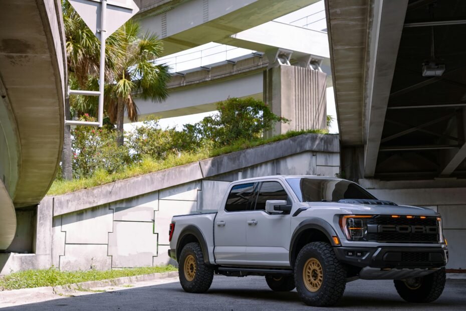 Valley Fuel Travel Plaza: Modern full-service highway rest stop offering fuel for cars and trucks, diverse food options, and clean amenities for families and professional drivers 24/7.