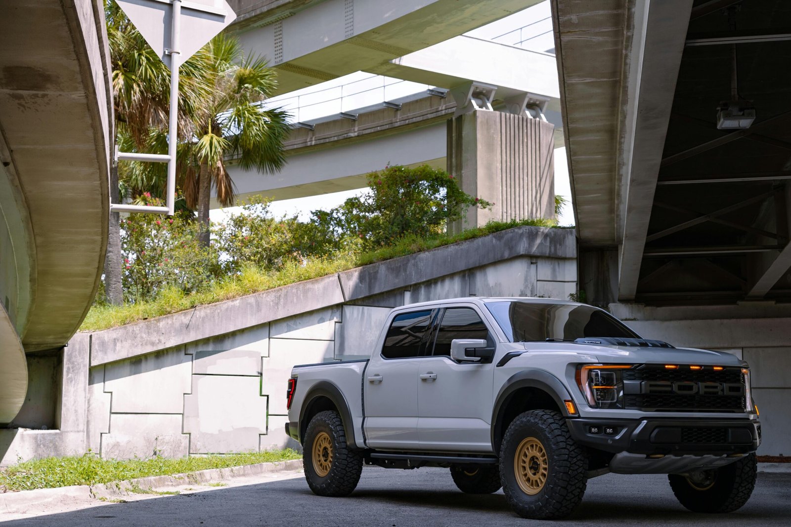 Valley Fuel Travel Plaza: Modern full-service highway rest stop offering fuel for cars and trucks, diverse food options, and clean amenities for families and professional drivers 24/7.