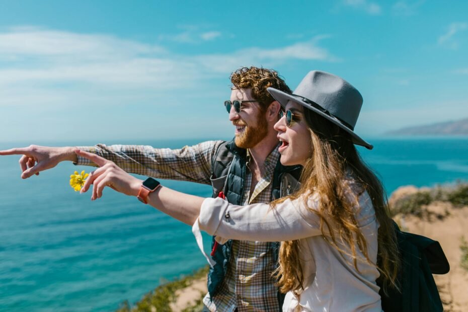 Best time to travel to Belize: stunning tropical beach with clear blue water, sunny skies, and lush palm trees, perfect for an unforgettable vacation.