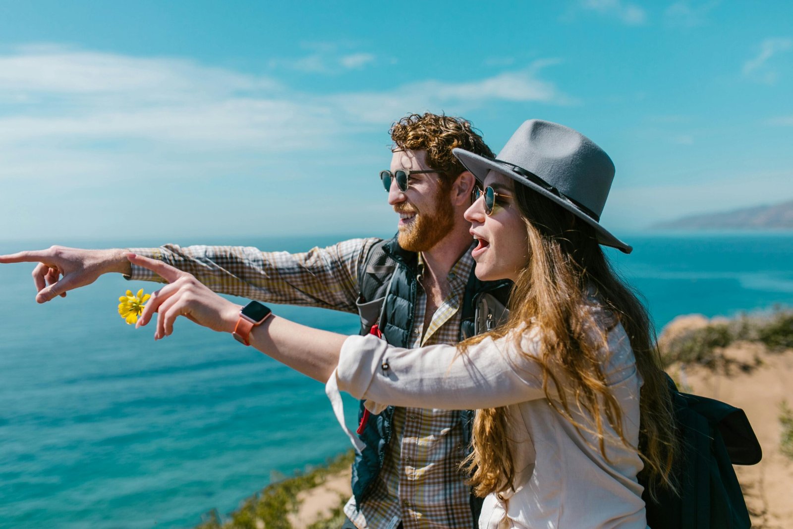 Best time to travel to Belize: stunning tropical beach with clear blue water, sunny skies, and lush palm trees, perfect for an unforgettable vacation.