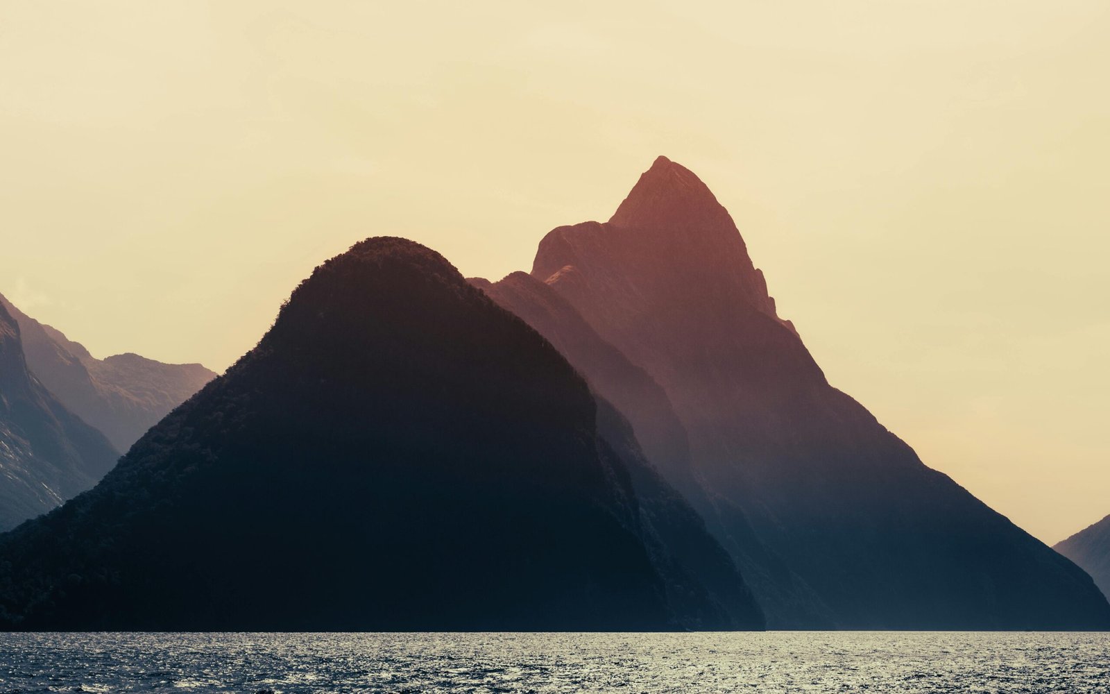 Panoramic view of New Zealand's diverse natural landscapes featuring majestic mountains, clear lakes, and lush forests, ideal for exploring every season and planning your ultimate adventure.