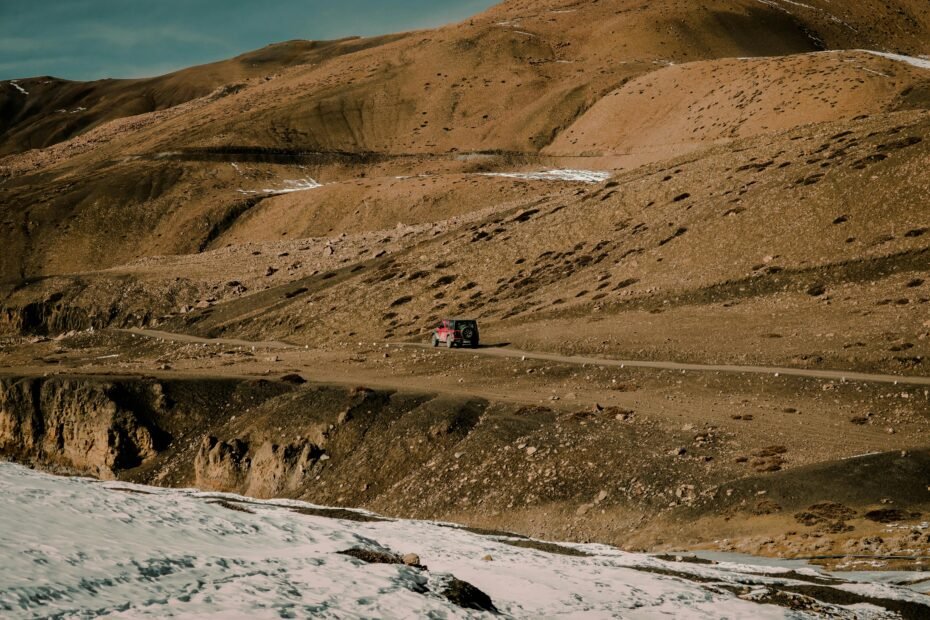 Open road through vast American landscape with a solitary traveler, embodying the themes of introspection, healing, and life's journey as depicted in Chris Stapleton's song 'Traveller'.