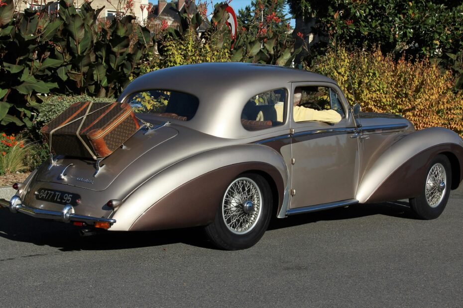 Goyard travel suitcase crafted with superior quality and timeless design, ideal for luxury travel and discerning travelers.