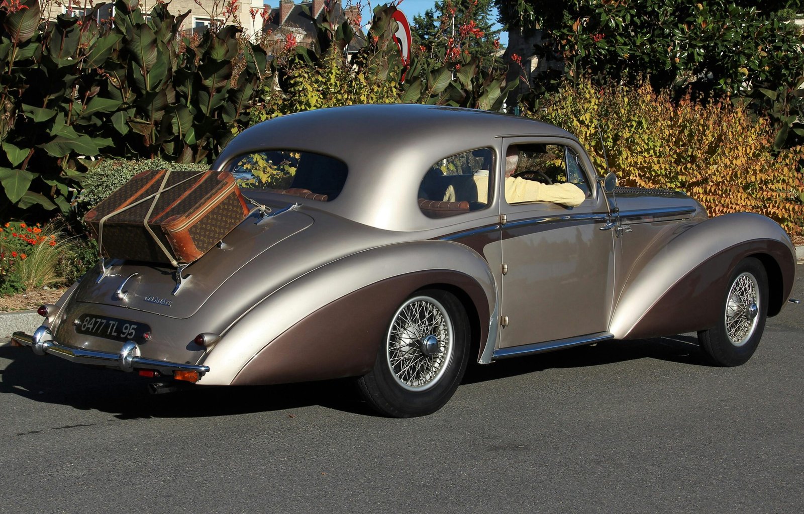 Goyard travel suitcase crafted with superior quality and timeless design, ideal for luxury travel and discerning travelers.