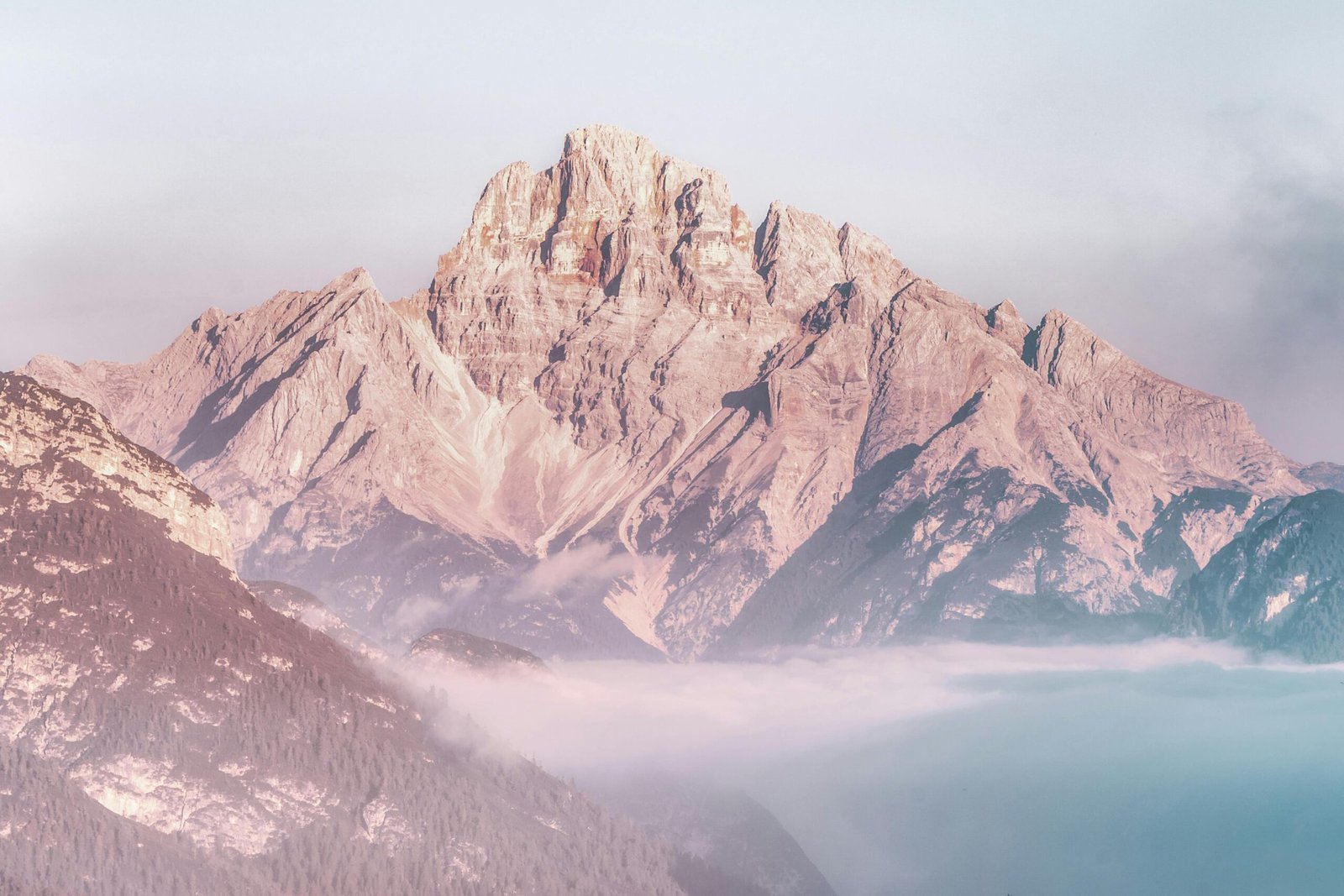 Panoramic view of Machu Picchu ancient Inca city in Peru at sunrise, highlighting its breathtaking landscape and cultural significance for an unforgettable 10-day Peru travel itinerary.