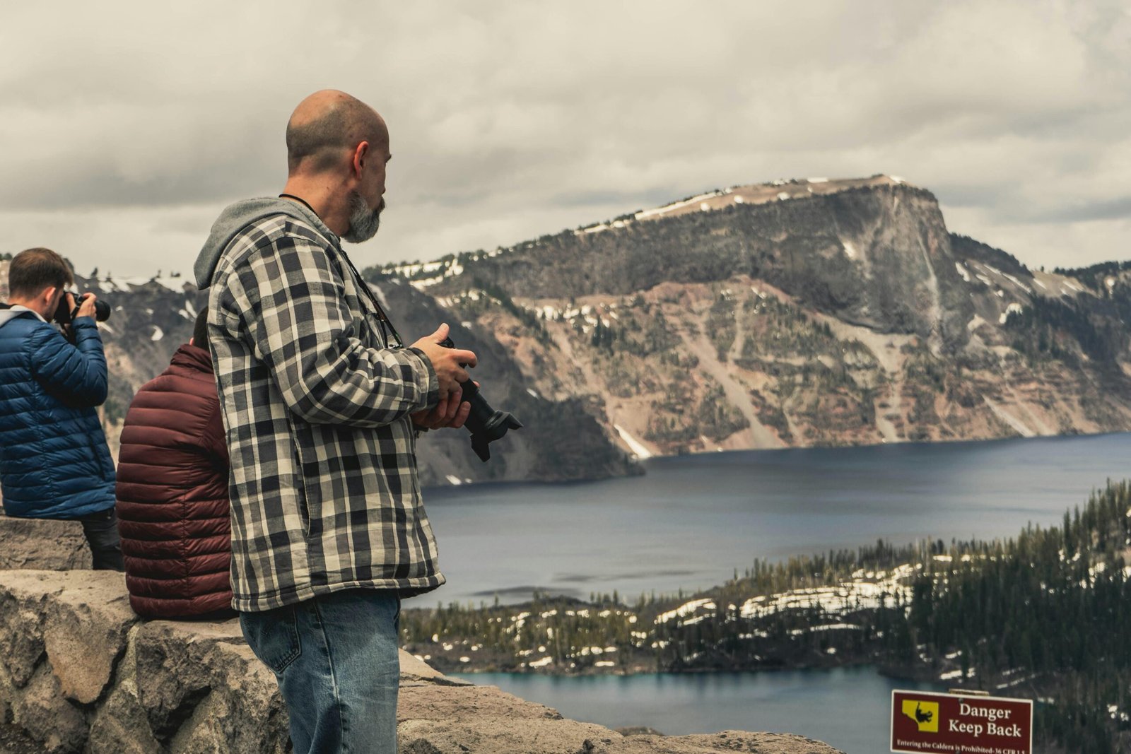 Diverse Oregon landscapes across seasons, featuring a sunny coastline, autumn vineyards, snowy mountains, and lush green forests, representing the best time to visit for different activities.