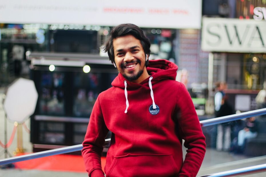 A professional traveling social worker looking confidently towards a dynamic city skyline, representing the unique blend of career growth, adventure, and making a significant impact in diverse communities.