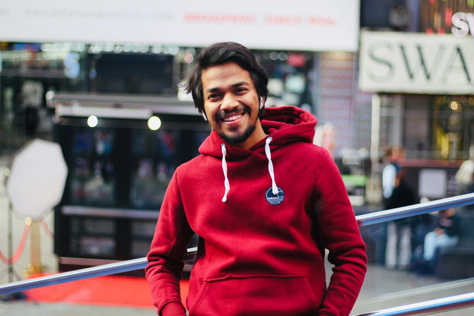 A professional traveling social worker looking confidently towards a dynamic city skyline, representing the unique blend of career growth, adventure, and making a significant impact in diverse communities.