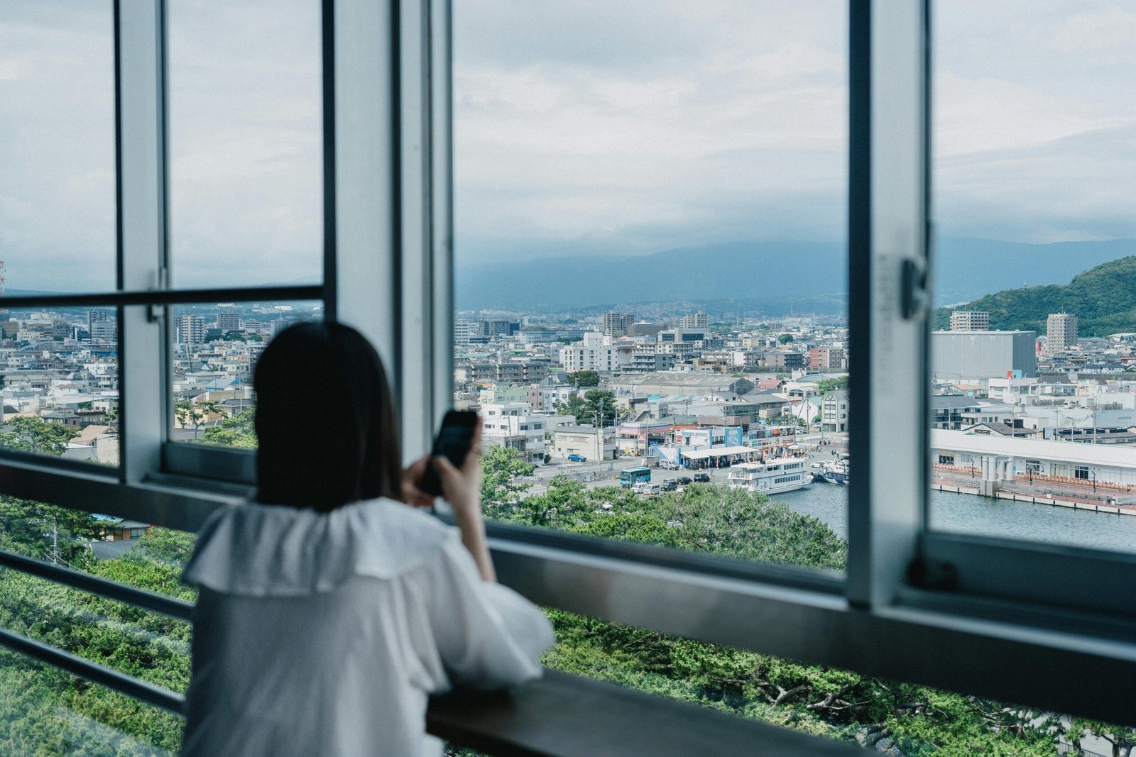 Affordable Japan travel budget: A traveler explores a beautiful Japanese setting, highlighting smart trip planning and cost management for daily expenses.