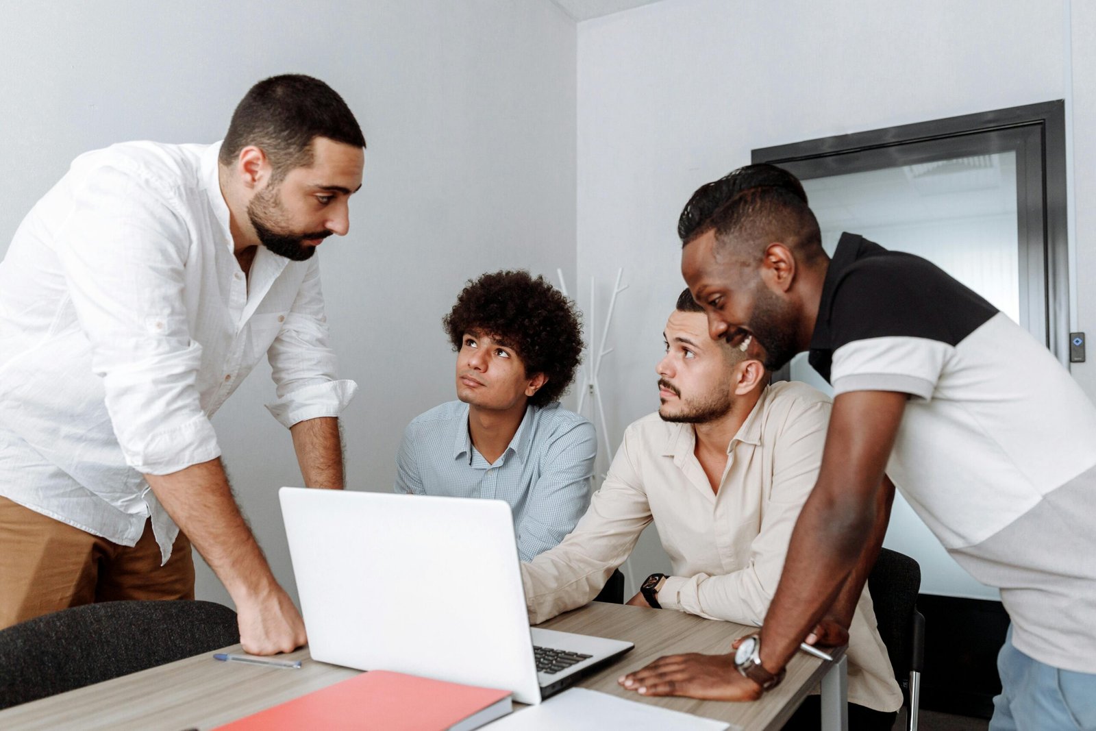 A digital platform for optimized corporate travel management, illustrating streamlined processes, cost savings, and increased employee satisfaction for business travelers.