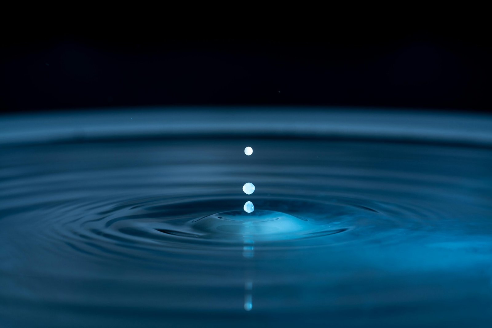 Illustration of a transverse wave demonstrating its up-and-down perpendicular motion, highlighting crests, troughs, and the direction of wave travel, a key concept in physics.