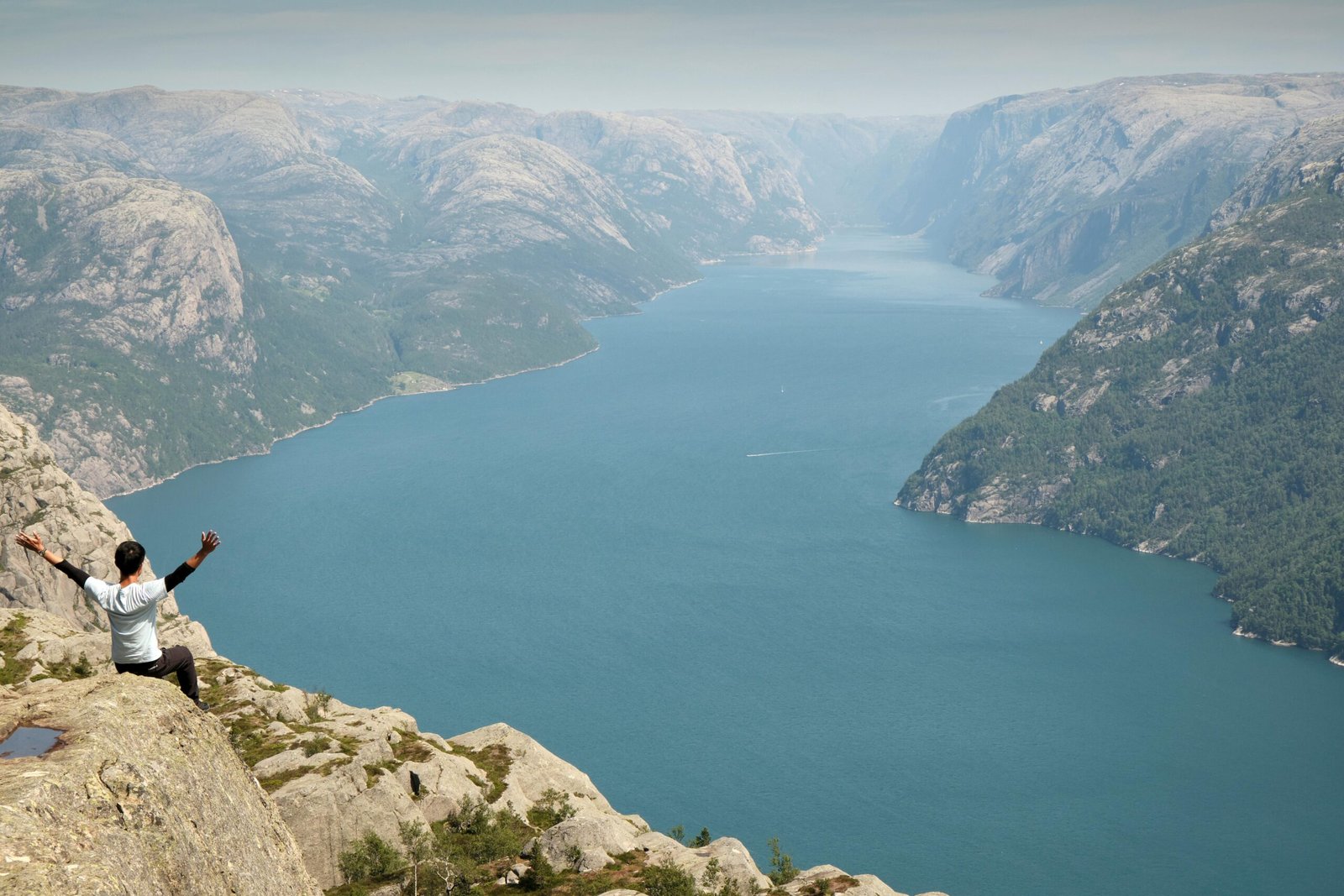 Panoramic view of a stunning Norwegian fjord surrounded by dramatic mountains, representing Norway's breathtaking natural landscapes and inspiring unforgettable travel adventures.