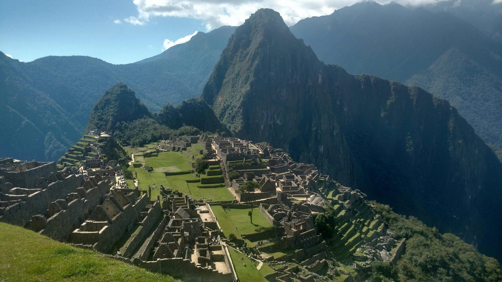 Machu Picchu travel packages: Panoramic view of the ancient Inca citadel in the Peruvian Andes, inspiring your dream adventure and simplified journey.