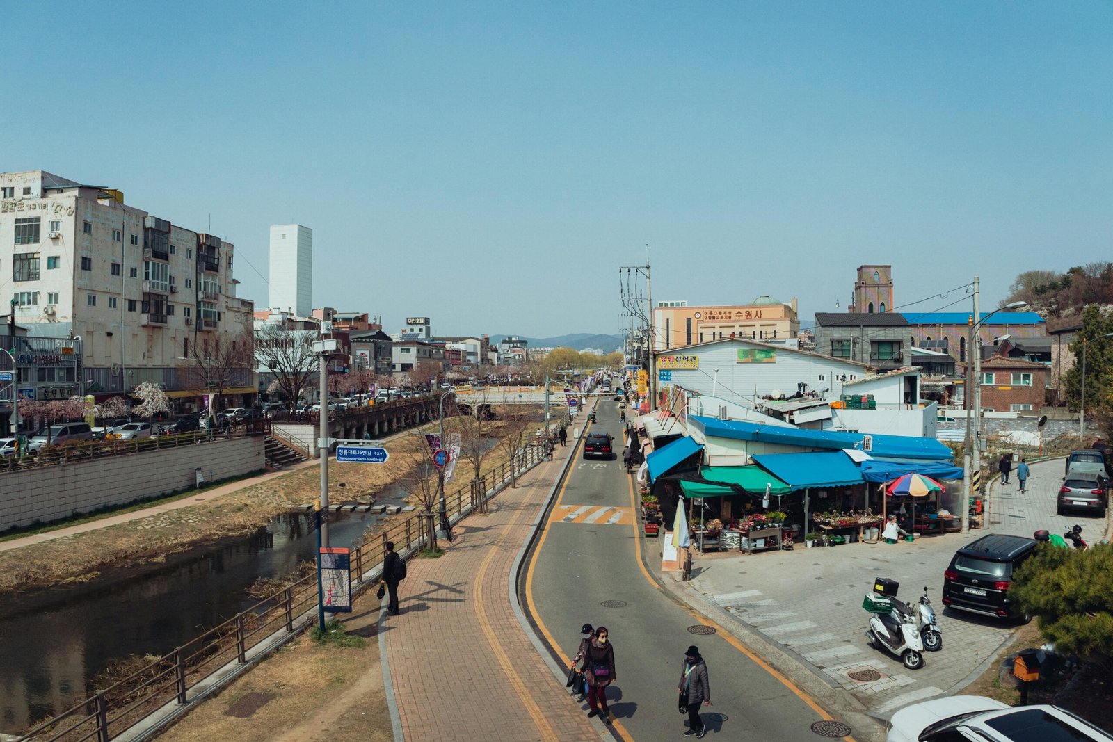 Vibrant Seoul cityscape at dusk, featuring a harmonious blend of traditional hanok roofs and ancient palaces alongside illuminated modern skyscrapers and the iconic N Seoul Tower, illustrating a comprehensive travel itinerary for South Korea.